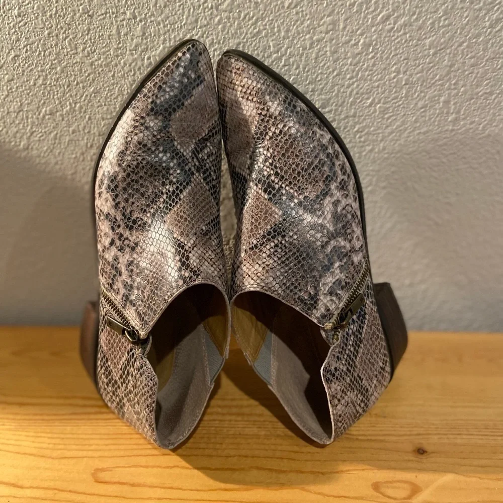 Lucky Brand~Neutral~Snakeskin Print~Pointed Toe~Block Heel~Ankle Booties~Size 10